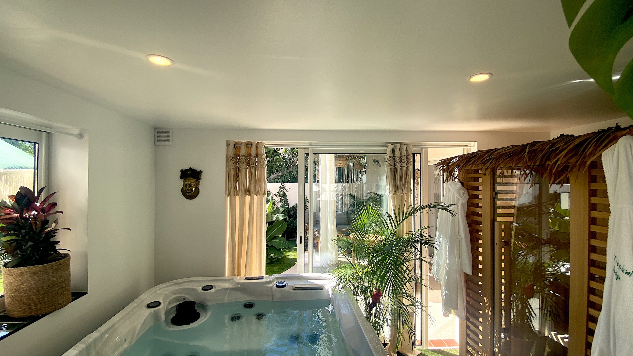Espace de bien-être avec jacuzzi, piscine et sauna privatifs dans le sud de la France pour un séjour romantique en amoureux a Narbonne dans l'Aude