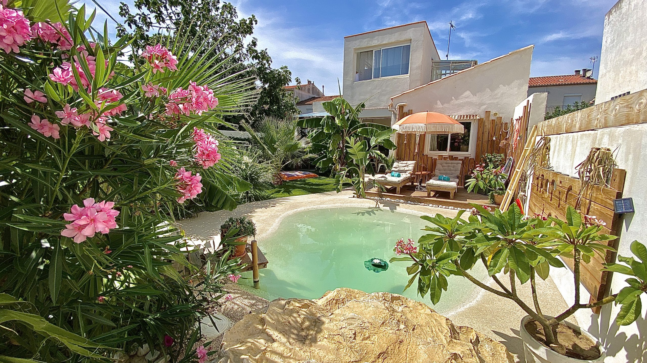 Réservation Location Hotel Gîte Maison de vacances Love Room situé en centre ville de Narbonne à coté du restaurant des Grands Buffets dans l'Aude proche de la Méditerranée. Jacuzzi et sauna piscine. Espace bien-être. Location nuit insolite Love Room Topical Lodge Narbonne. Location Gîte de charme Gay Friendly Séjour en amoureux nuit insolite