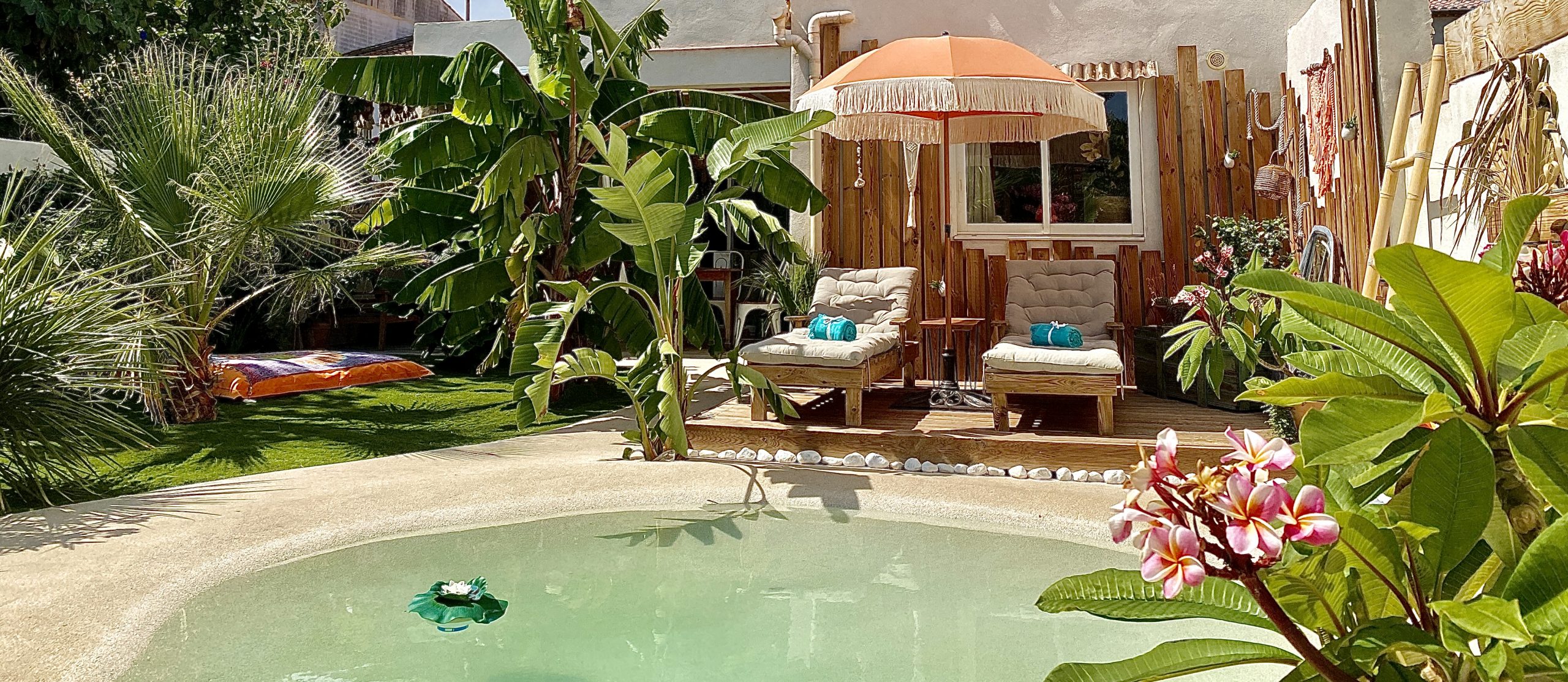 Réservation Location Hotel Gîte Maison de vacances Love Room situé en centre ville de Narbonne à coté du restaurant des Grands Buffets dans l'Aude proche de la Méditerranée. Jacuzzi et sauna piscine. Espace bien-être. Location nuit insolite Love Room Topical Lodge Narbonne. Location Gîte de charme Gay Friendly Séjour en amoureux nuit insolite